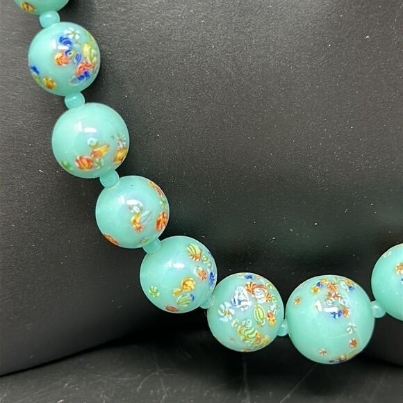 Costume jewelry glass beads necklace - Picture 2 of 3